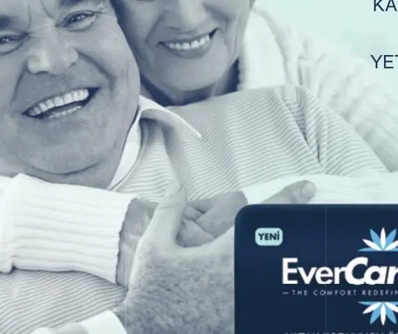 Gülümseyen yaşlı bir çift ve EverCare ürün ambalajı