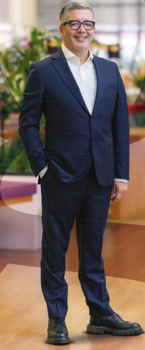 İhracat ve Gelişen Pazarlar Direktörü İlhan Attila ofiste ayakta portre