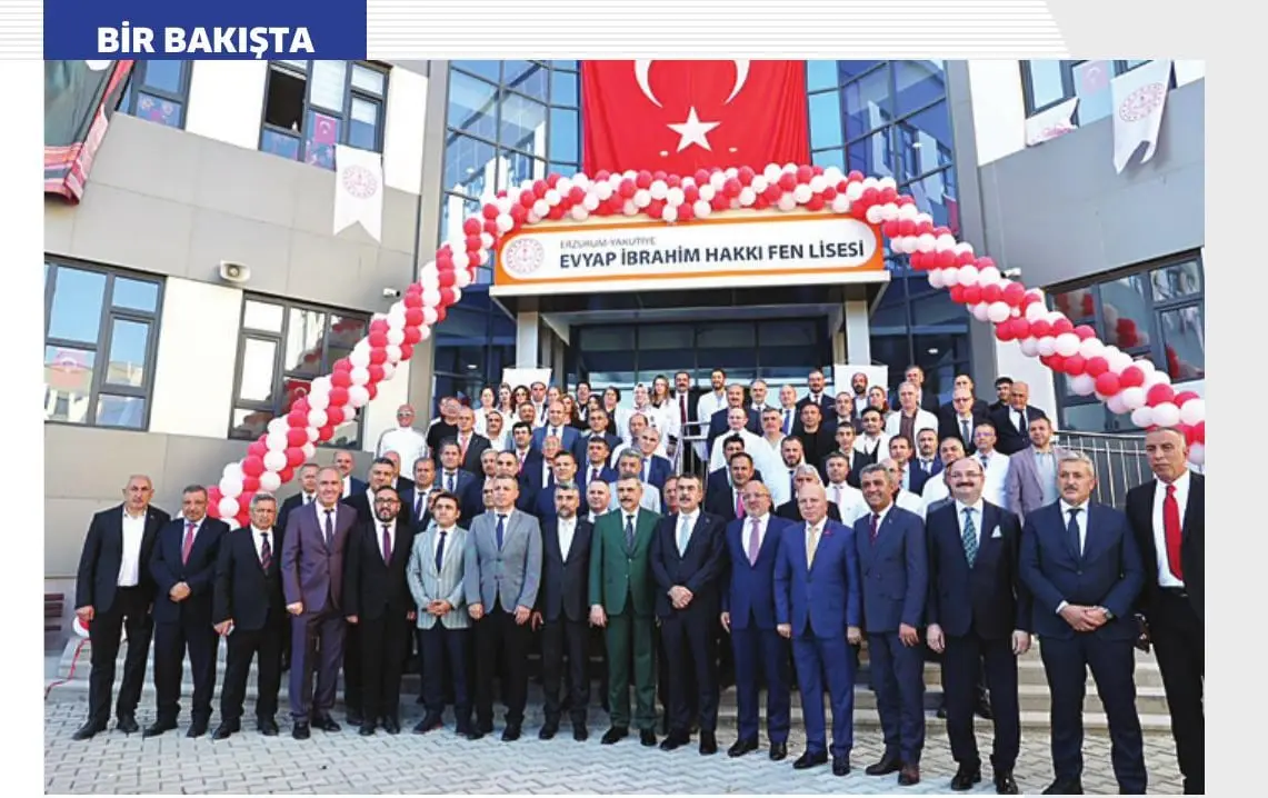 Kırmızı balonlarla süslenmiş açılış töreninde okul binası önünde davetliler